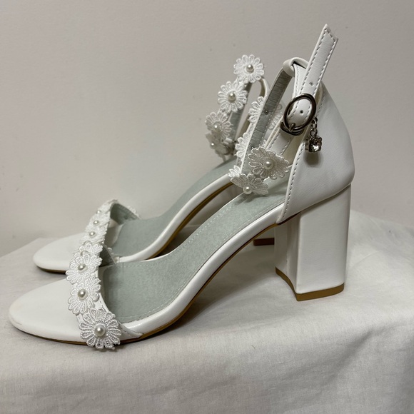White sandals, size 7.5 - Picture 1 of 5